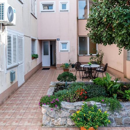Apartment Bor - On The Beach Малинска Экстерьер фото