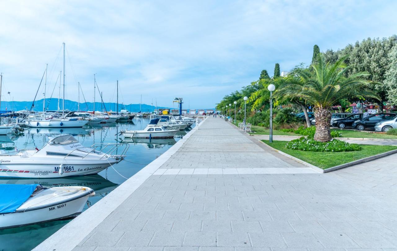 Apartment Bor - On The Beach Малинска Экстерьер фото