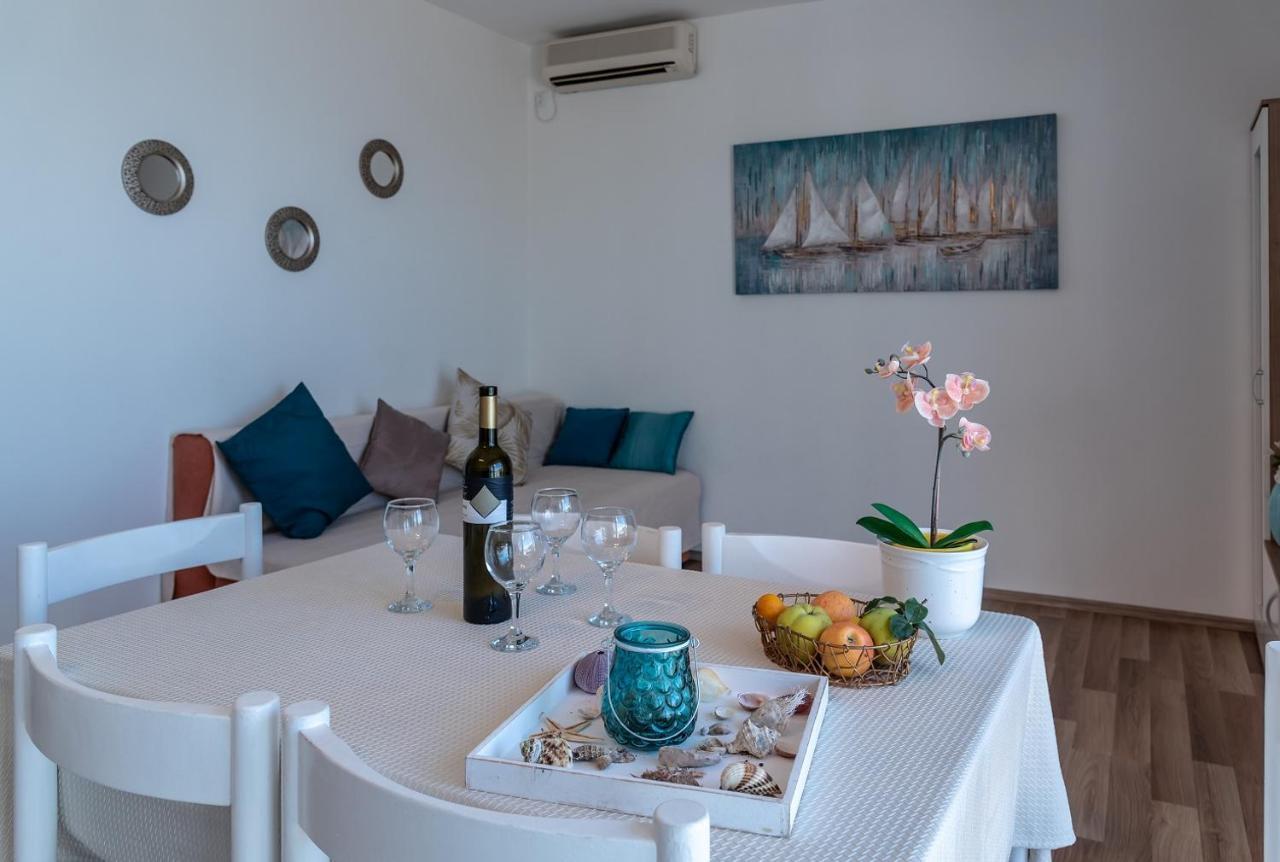Apartment Bor - On The Beach Малинска Экстерьер фото
