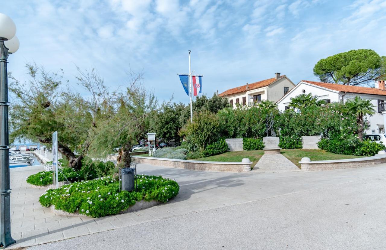 Apartment Bor - On The Beach Малинска Экстерьер фото