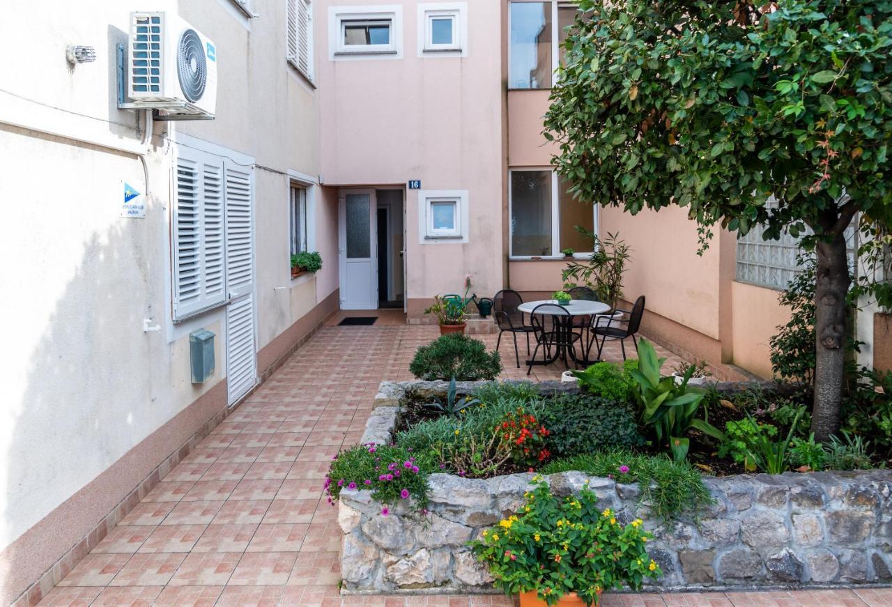 Apartment Bor - On The Beach Малинска Экстерьер фото
