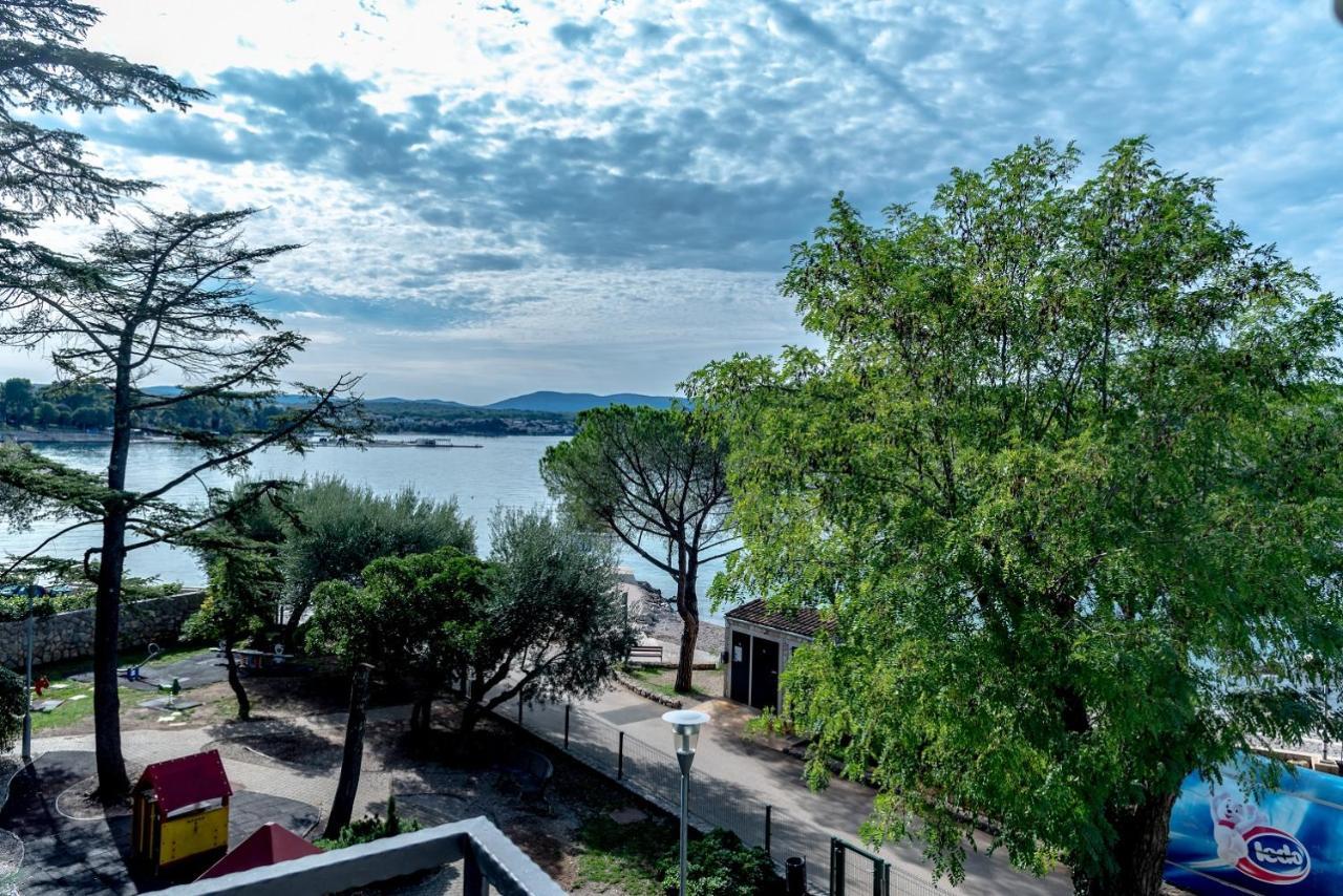 Apartment Bor - On The Beach Малинска Экстерьер фото